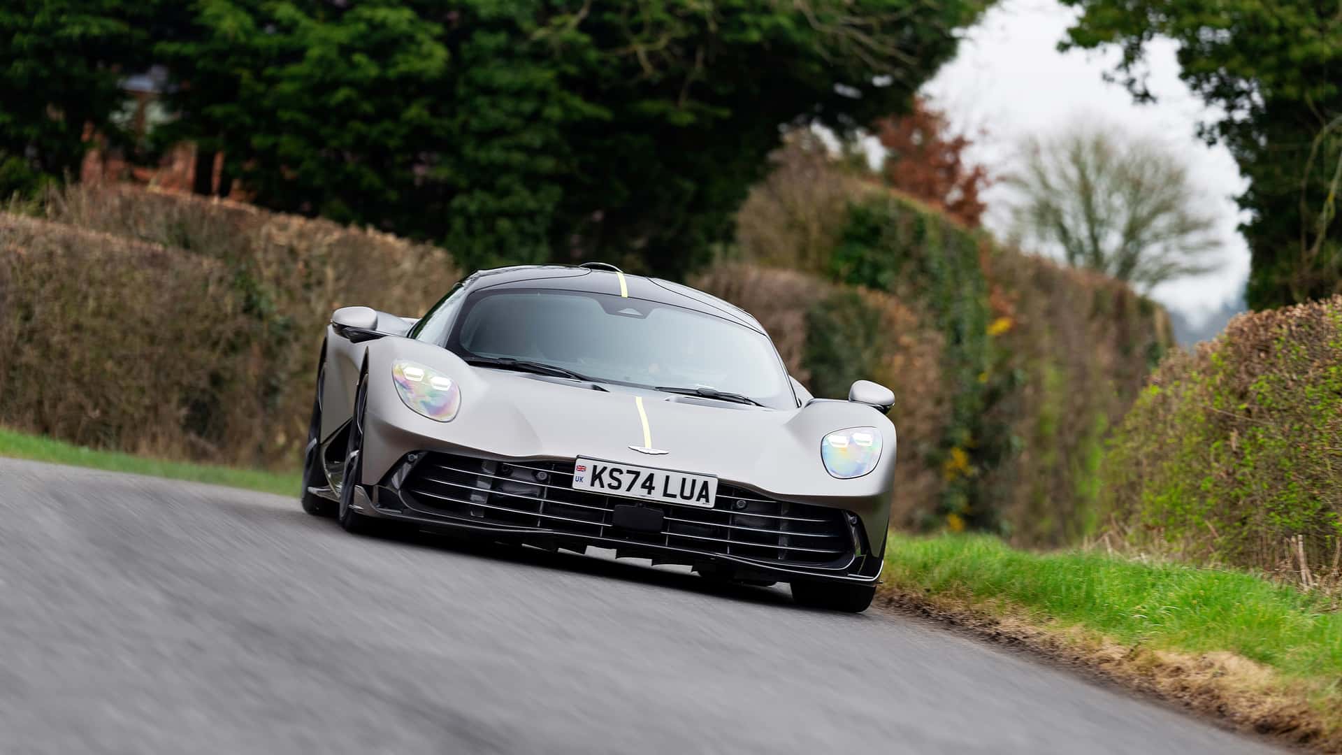 أستون مارتن فالهالا تحفة هجينة بقوة 1064 حصان تجمع بين الجنون و الدقة البريطانية 1 أستون مارتن فالهالا تحفة هجينة بقوة 1064 حصان تجمع بين الجنون و الدقة البريطانية - عرب اوتو هب