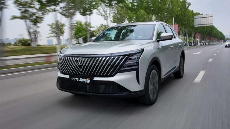 تشانجان CS75 بلس HEV الهجينة الجديدة بأول نظام حقن مباشر بضغط 500 بار
