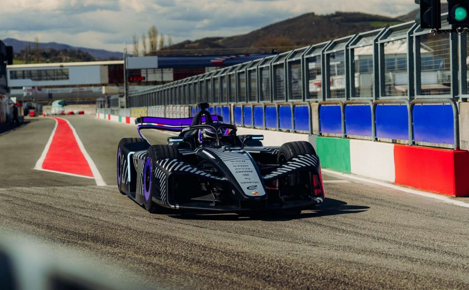 بورشه 975 RSE وحش كهربائي بقوة 805 حصان يعلن بداية الجيل الرابع من فورمولا E - عرب اوتو هب