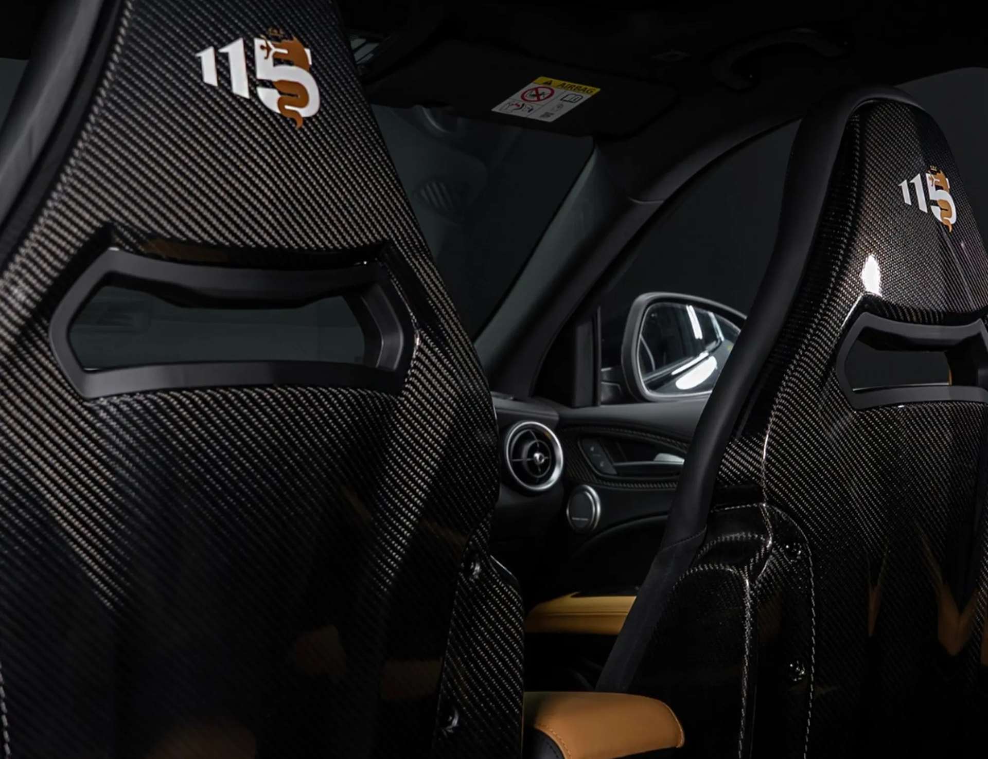 الفا روميو تحتفل بأسلوب فاخر باصدار خاص من جوليا و ستلفيو بلمسات ذهبية في دبي 4 الفا روميو تحتفل بأسلوب فاخر باصدار خاص من جوليا و ستلفيو بلمسات ذهبية في دبي - عرب اوتو هب