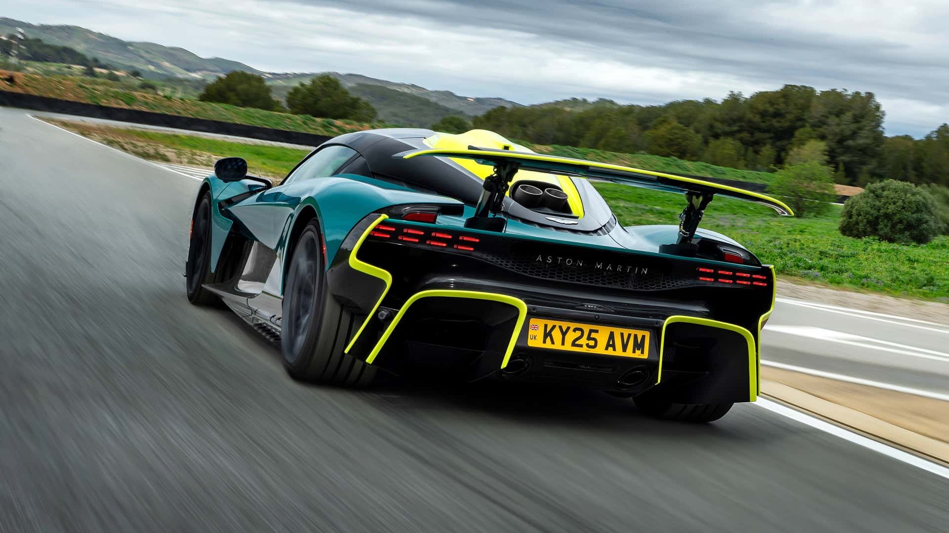 أستون مارتن فالهالا تحفة هجينة بقوة 1064 حصان تجمع بين الجنون و الدقة البريطانية 4 أستون مارتن فالهالا تحفة هجينة بقوة 1064 حصان تجمع بين الجنون و الدقة البريطانية - عرب اوتو هب