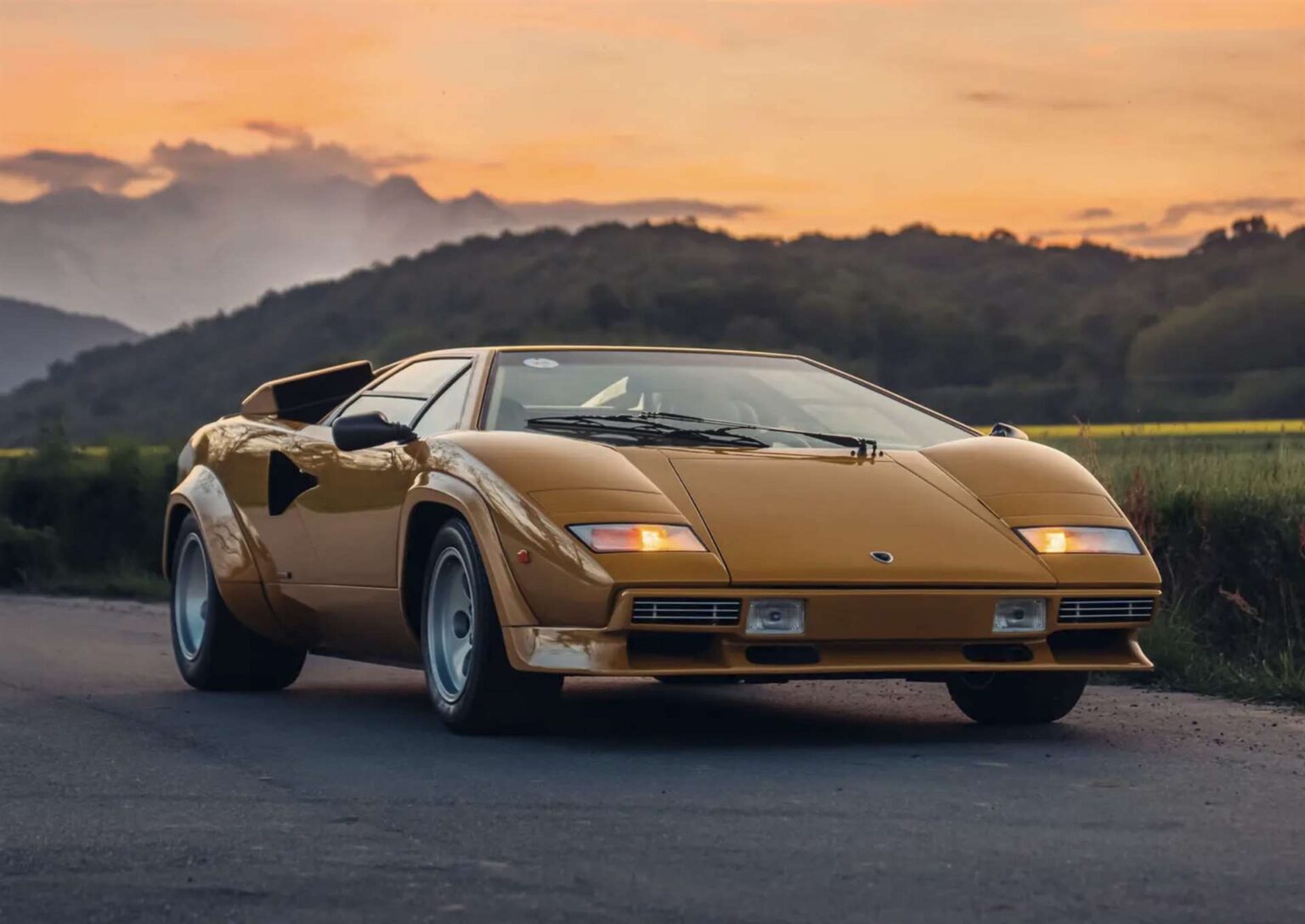 لامبورجيني كونتاش 1983 النسخة الوحيدة في العالم باللون الذهبي الصحراوي تعرض للبيع بعد 20 عامًا من الغياب - عرب اوتو هب