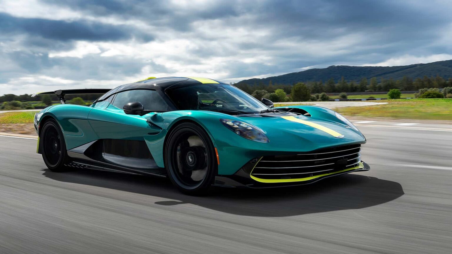 أستون مارتن فالهالا تحفة هجينة بقوة 1064 حصان تجمع بين الجنون و الدقة البريطانية أستون مارتن فالهالا تحفة هجينة بقوة 1064 حصان تجمع بين الجنون و الدقة البريطانية - عرب اوتو هب