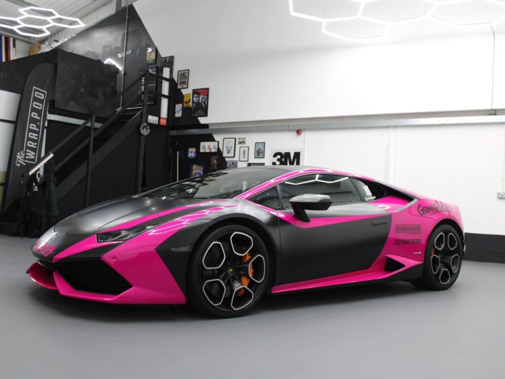 لامبورجيني بلون وردي تحمل الجدات في رحلات لا تنسى - عرب اوتو هب