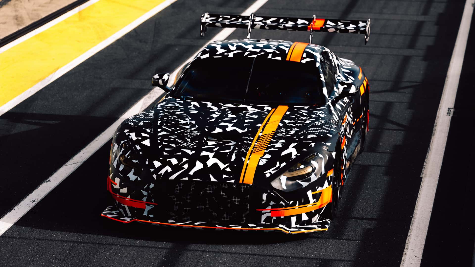 مرسيدس AMG بلاك سيريز الجديدة وحش قانوني على الطريق بشكل سيارات السباق 5 مرسيدس AMG بلاك سيريز الجديدة وحش قانوني على الطريق بشكل سيارات السباق - عرب اوتو هب