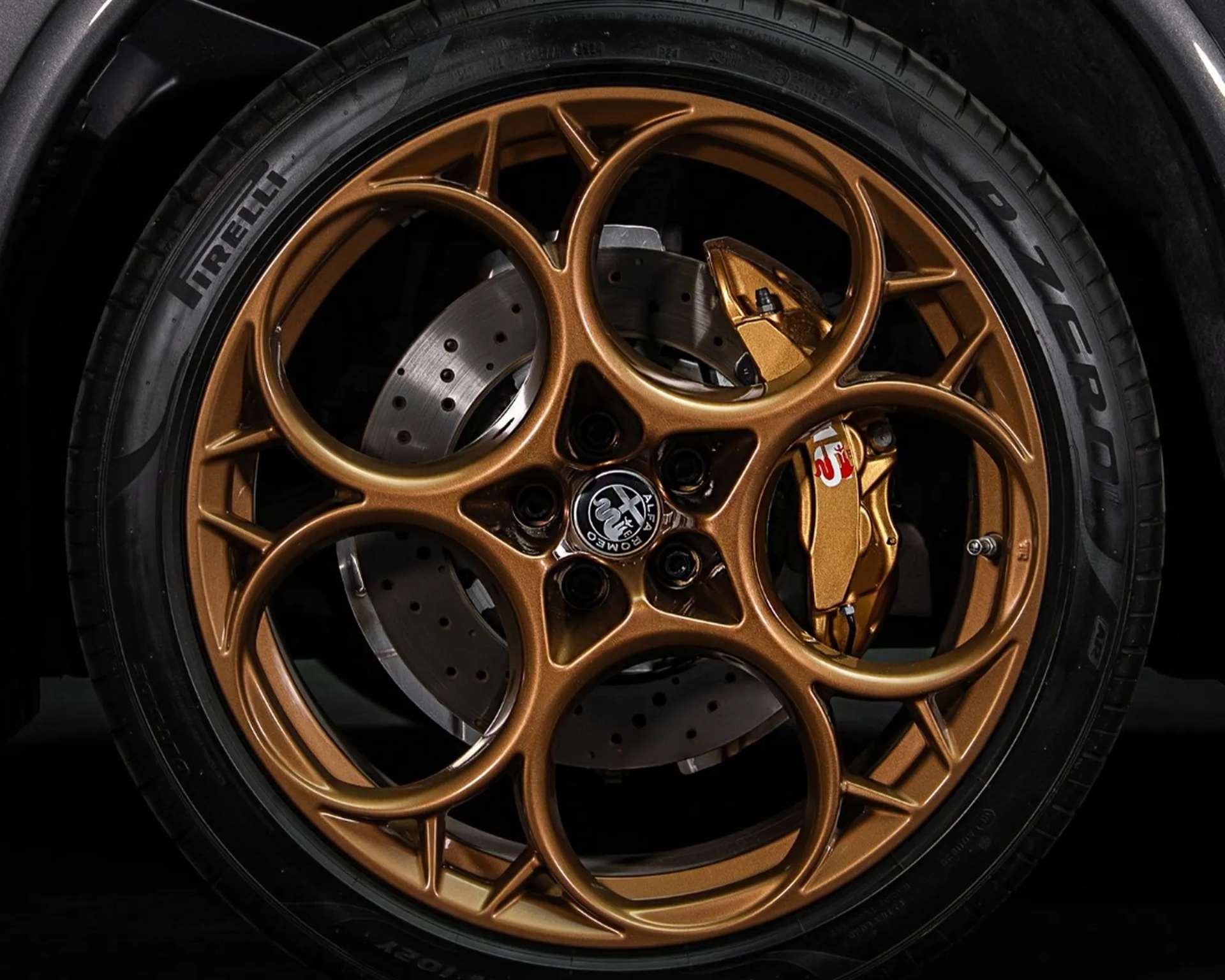 الفا روميو تحتفل بأسلوب فاخر باصدار خاص من جوليا و ستلفيو بلمسات ذهبية في دبي 2 الفا روميو تحتفل بأسلوب فاخر باصدار خاص من جوليا و ستلفيو بلمسات ذهبية في دبي - عرب اوتو هب