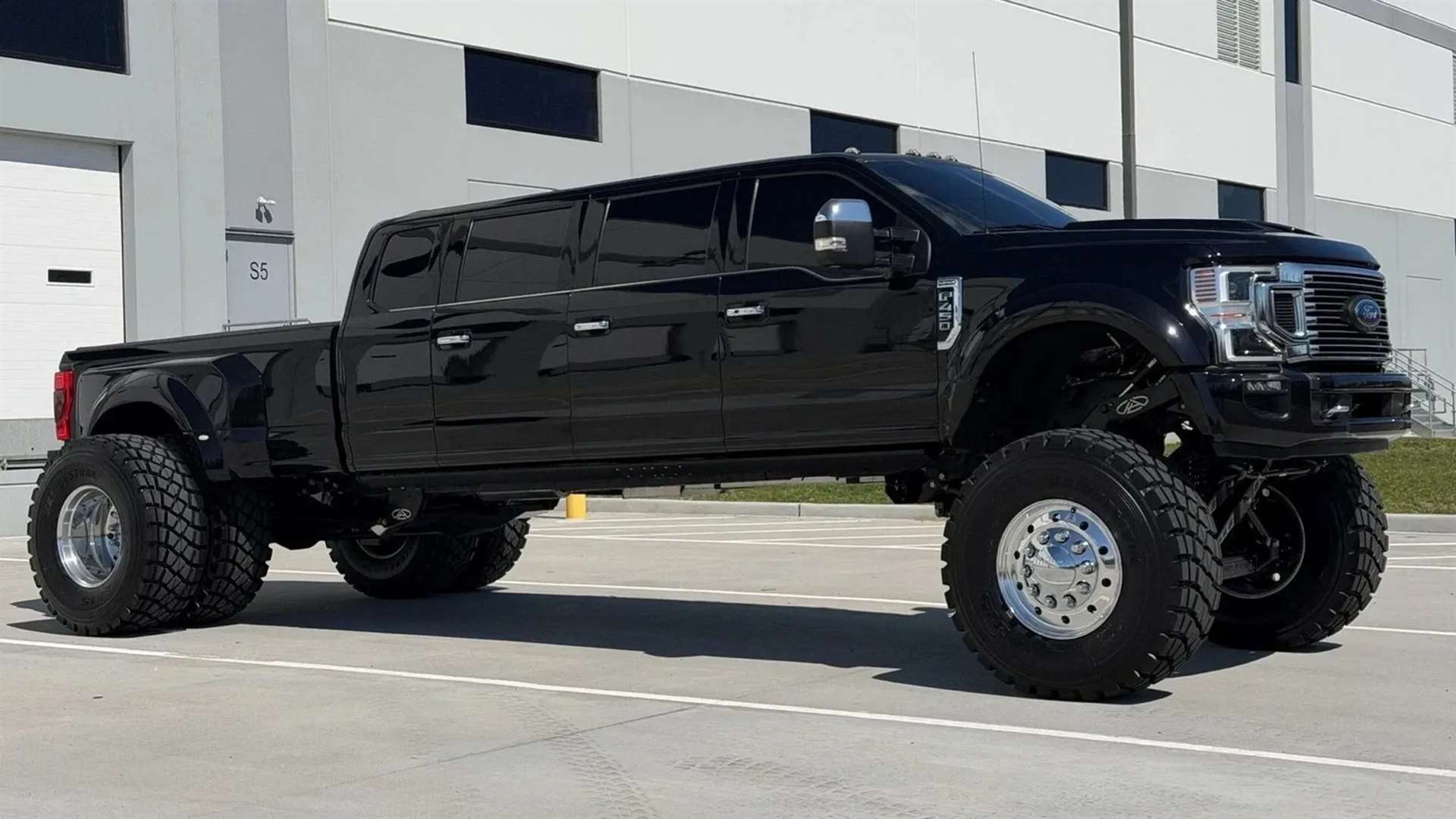 فورد F-450 بست أبواب و بسعر خرافي ظهرت مؤخرًا في مزاد على موقع eBay 2 فورد F-450 بست أبواب و بسعر خرافي ظهرت مؤخرًا في مزاد على موقع eBay - عرب اوتو هب