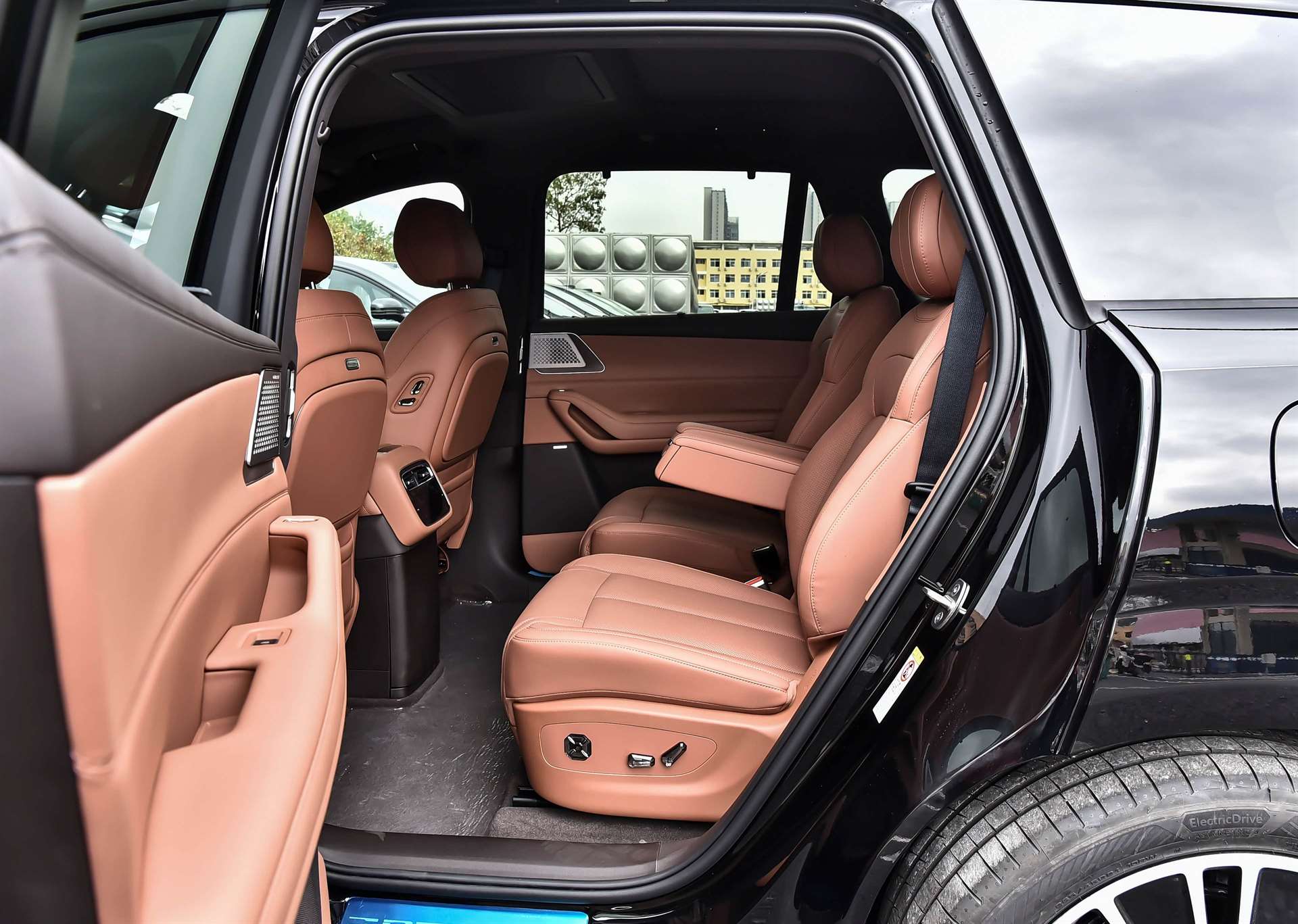 دينزا N8L الجديدة من بي واي دي وحش هجيني فخم ببطارية قوية و سرعة شحن خاطفة 5 دينزا N8L الجديدة من بي واي دي وحش هجيني فخم ببطارية قوية و سرعة شحن خاطفة - عرب اوتو هب