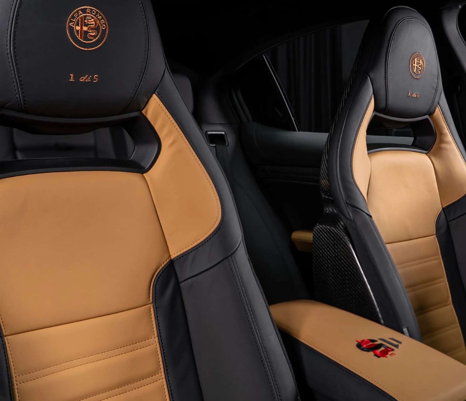 الفا روميو تحتفل بأسلوب فاخر باصدار خاص من جوليا و ستلفيو بلمسات ذهبية في دبي 1 الفا روميو تحتفل بأسلوب فاخر باصدار خاص من جوليا و ستلفيو بلمسات ذهبية في دبي - عرب اوتو هب