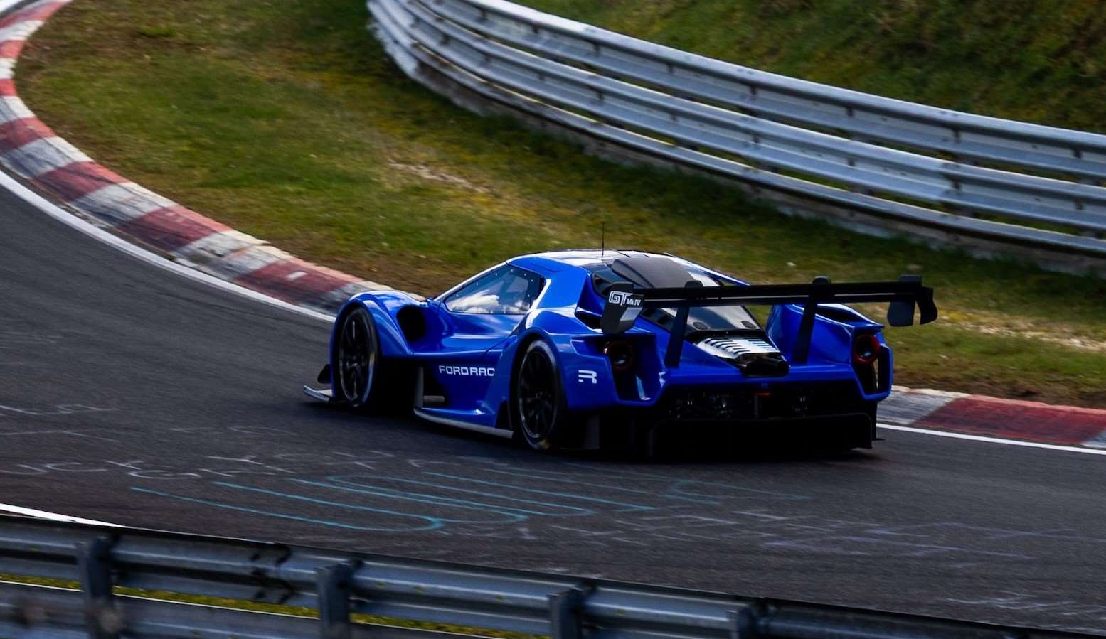 فورد GT Mk IV تحطم رقم نوربورجرينج القياسي لتصبح أسرع سيارة بمحرك احتراق داخلي في التاريخ 4 فورد GT Mk IV تحطم رقم نوربورجرينج القياسي لتصبح أسرع سيارة بمحرك احتراق داخلي في التاريخ - عرب اوتو هب