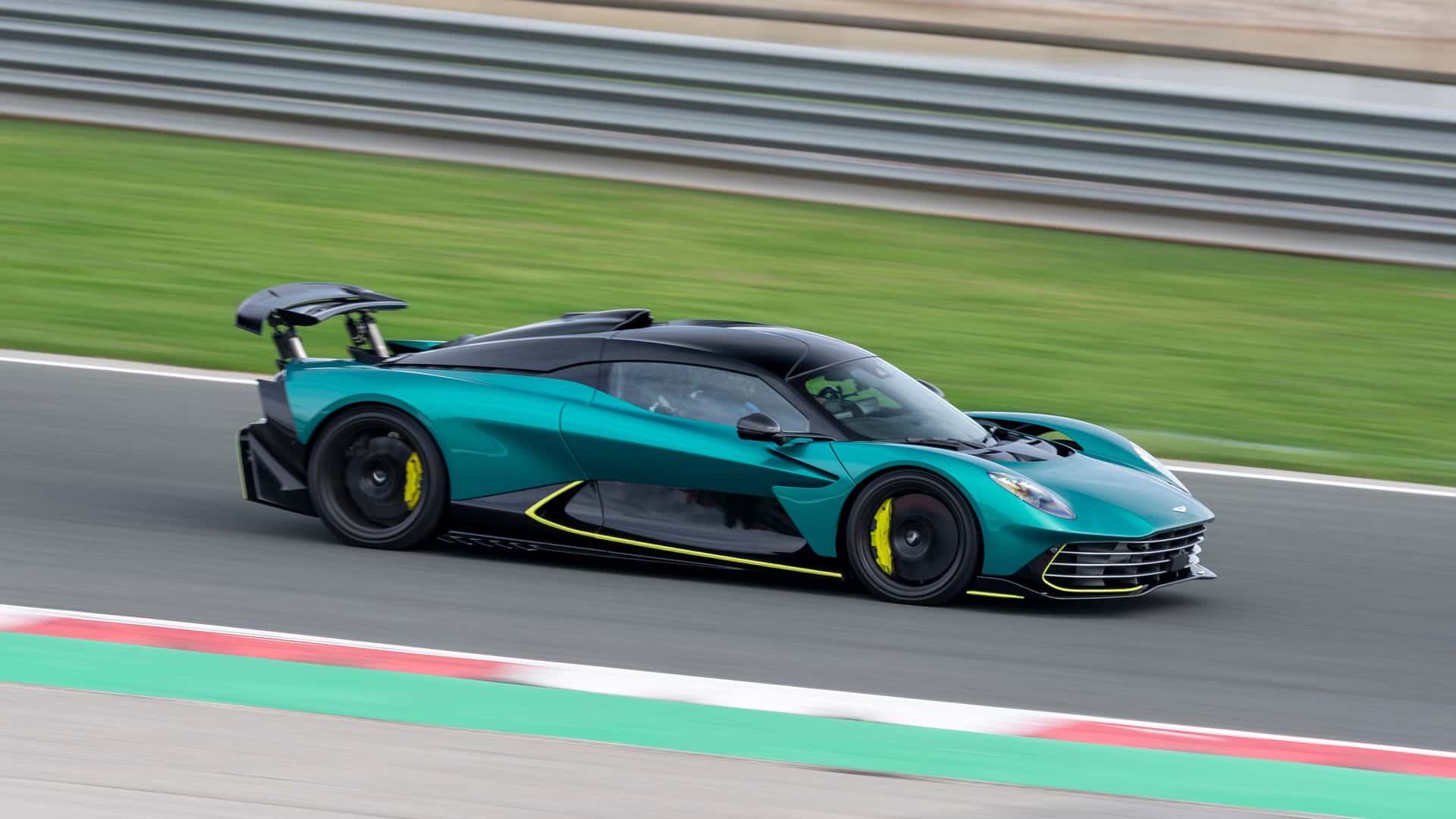 أستون مارتن فالهالا تحفة هجينة بقوة 1064 حصان تجمع بين الجنون و الدقة البريطانية 2 أستون مارتن فالهالا تحفة هجينة بقوة 1064 حصان تجمع بين الجنون و الدقة البريطانية - عرب اوتو هب