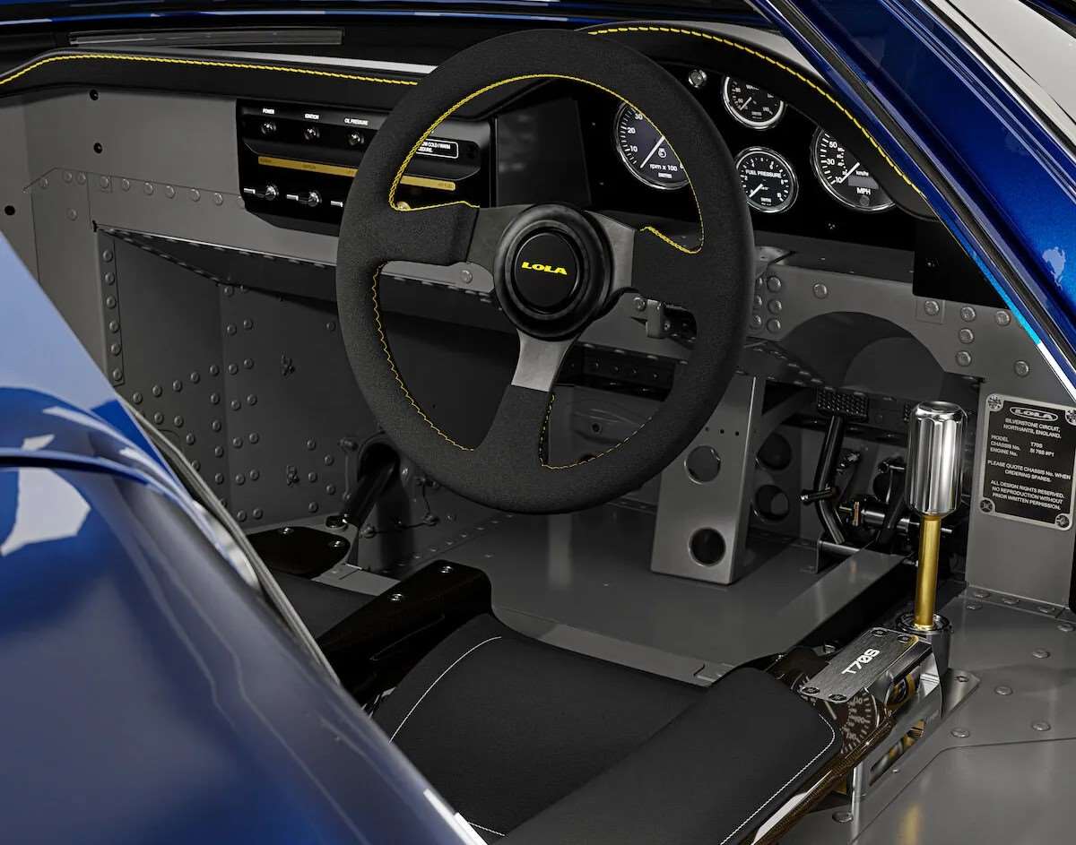 لولا T70S الجديدة سوبركار خفيفة الوزن تعيد روح الستينيات بمحرك شيفروليه V8 2 لولا T70S الجديدة سوبركار خفيفة الوزن تعيد روح الستينيات بمحرك شيفروليه V8 - عرب اوتو هب
