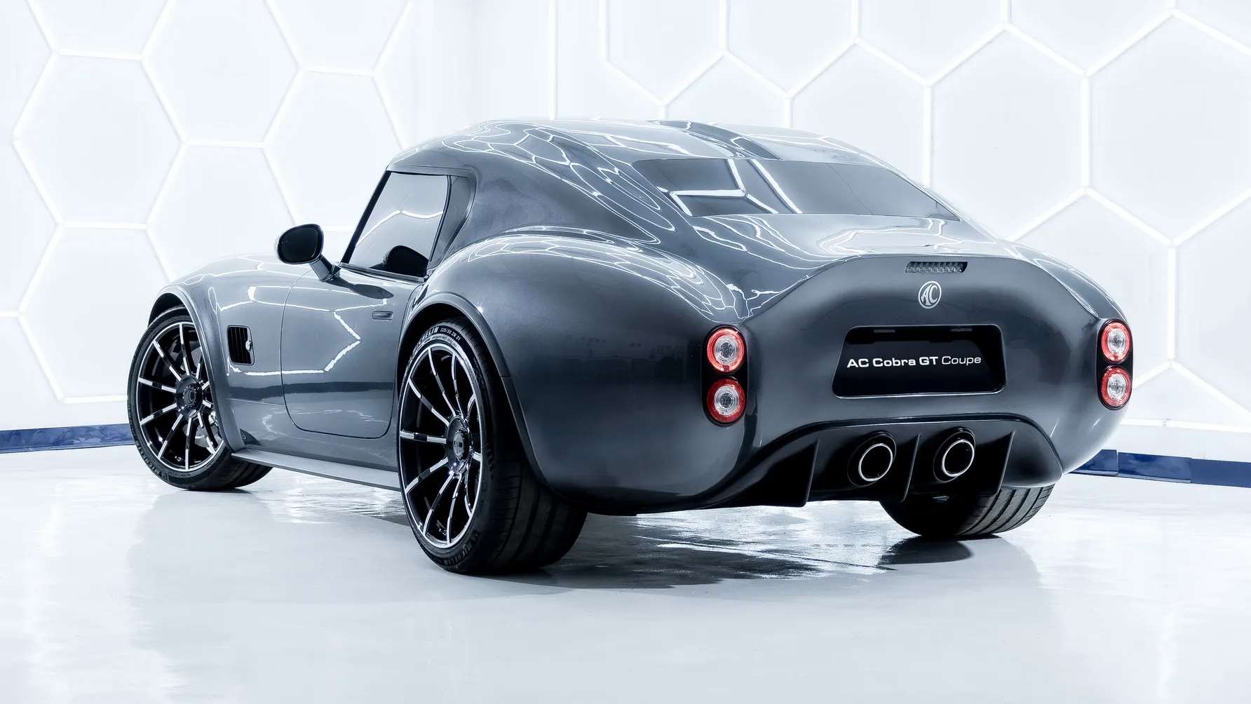 اية سي كوبرا GT الأسطورة البريطانية بمحرك V8 من فورد بقوة 720 حصان 2 اية سي كوبرا GT الأسطورة البريطانية بمحرك V8 من فورد بقوة 720 حصان - عرب اوتو هب