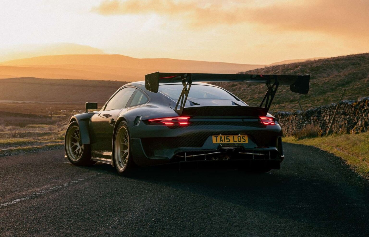 بورشه 911 GT3 RS تغلف بالكاربون فايبر بالكامل من تالوس و لكن بسعر خيال - عرب اوتو هب