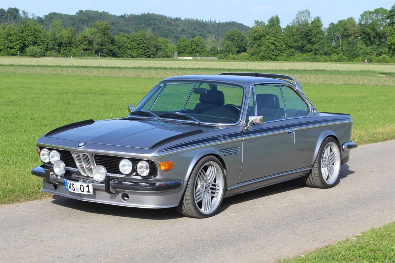 بي ام دبليو CSL كلاسيكية تحمل في داخلها قوة M5 الحديثة - عرب اوتو هب
