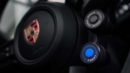 بورشه تايكان الكهربائية بناقل حركة و همي E‑Shift لتعطي إحساس سيارات البنزين - عرب اوتو هب