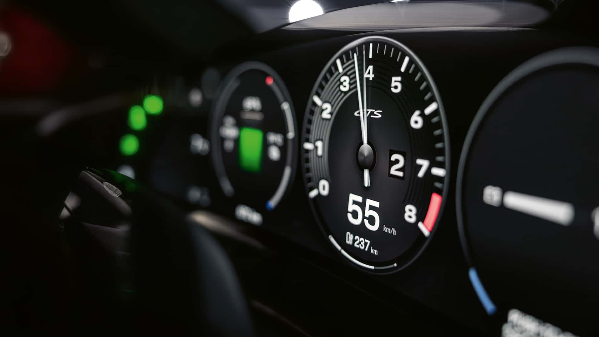 بورشه تايكان الكهربائية بناقل حركة و همي E‑Shift لتعطي إحساس سيارات البنزين 3 بورشه تايكان الكهربائية بناقل حركة و همي E‑Shift لتعطي إحساس سيارات البنزين - عرب اوتو هب