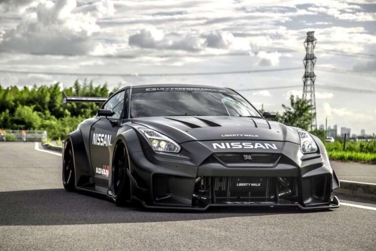 نيسان GT-R R35 المعدلة من Liberty Walk تبدو كسيارة سباقات قانونية للطرق
