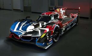 بي ام دبليو M Hybrid V8 تخطف الأنظار بطلاء سبايدر مان قبل سباق IMSA - عرب اوتو هب