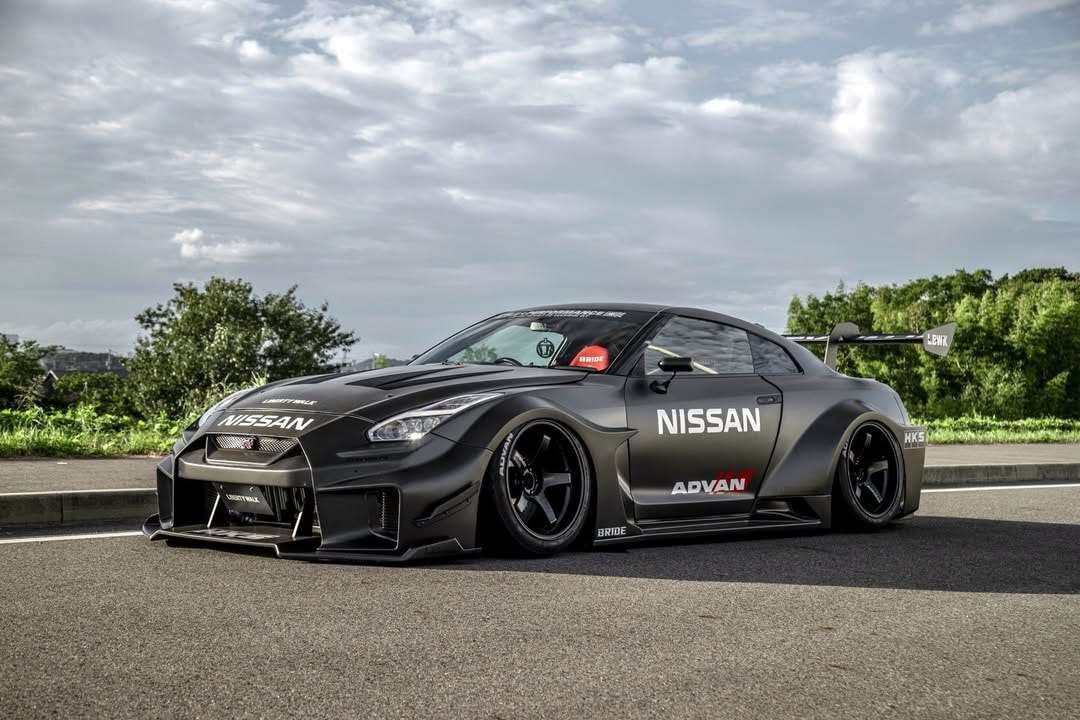 نيسان GT-R R35 المعدلة من Liberty Walk تبدو كسيارة سباقات قانونية للطرق 1 نيسان GT-R R35 المعدلة من Liberty Walk تبدو كسيارة سباقات قانونية للطرق - عرب اوتو هب