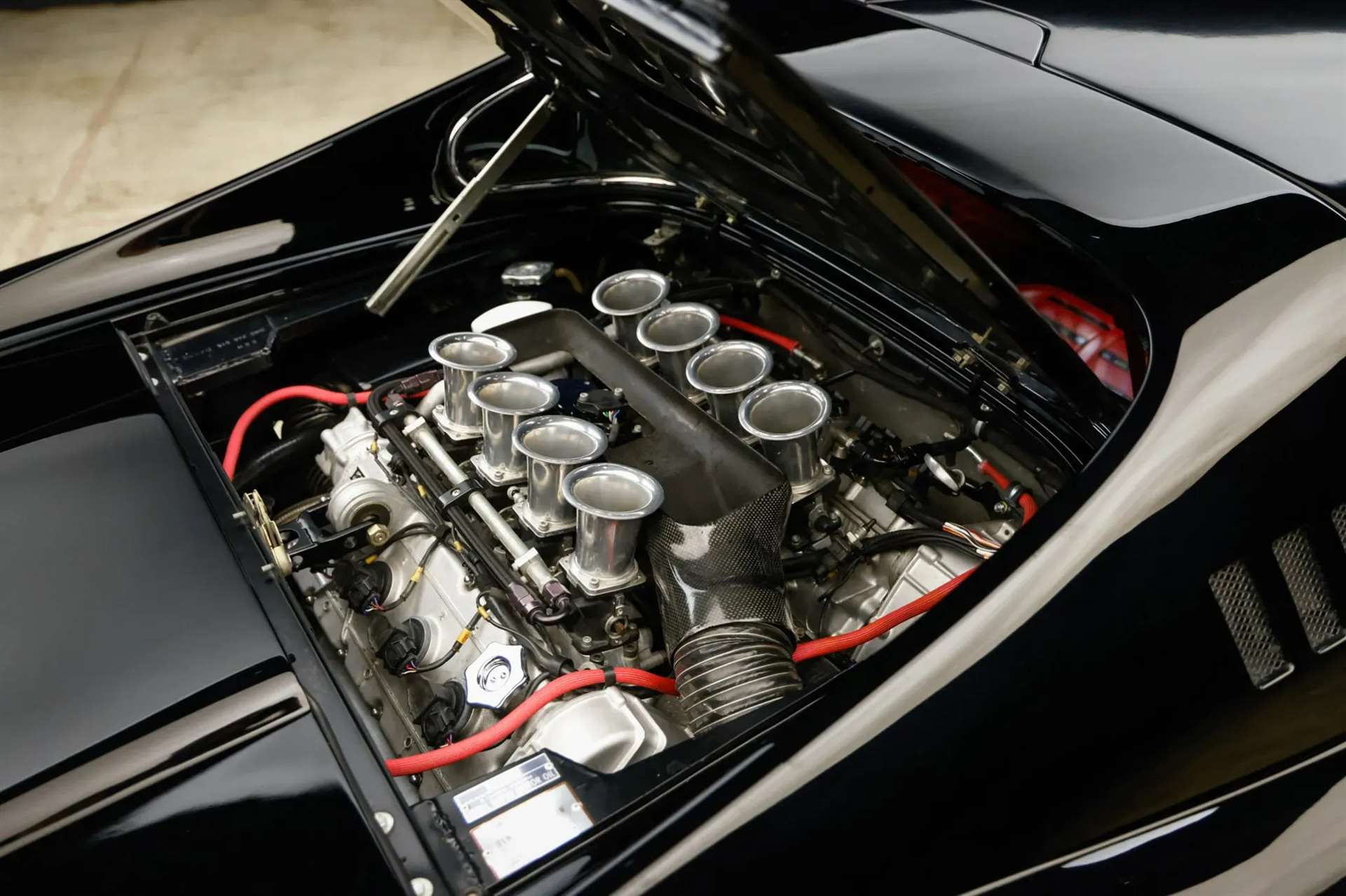 فيراري دينو 246 GTS المعدلة بمحرك V8 تتجاوز 800 ألف دولار في المزاد رغم التخلي عن محركها الأصلي 2 فيراري دينو 246 GTS المعدلة بمحرك V8 تتجاوز 800 ألف دولار في المزاد رغم التخلي عن محركها الأصلي - عرب اوتو هب