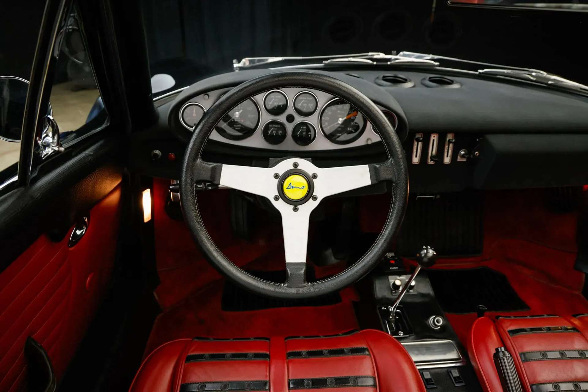 فيراري دينو 246 GTS المعدلة بمحرك V8 تتجاوز 800 ألف دولار في المزاد رغم التخلي عن محركها الأصلي 3 فيراري دينو 246 GTS المعدلة بمحرك V8 تتجاوز 800 ألف دولار في المزاد رغم التخلي عن محركها الأصلي - عرب اوتو هب