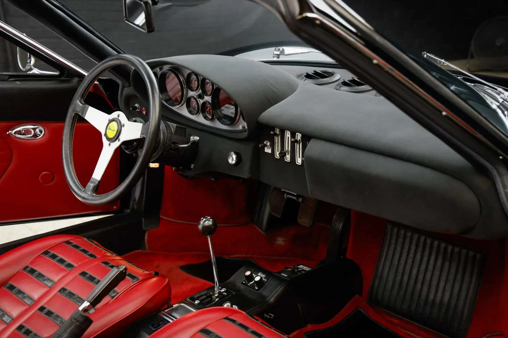 فيراري دينو 246 GTS المعدلة بمحرك V8 تتجاوز 800 ألف دولار في المزاد رغم التخلي عن محركها الأصلي 4 فيراري دينو 246 GTS المعدلة بمحرك V8 تتجاوز 800 ألف دولار في المزاد رغم التخلي عن محركها الأصلي - عرب اوتو هب