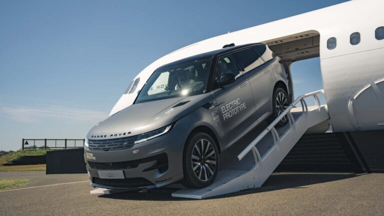 رينج روفر سبورت الكهربائية تدخل الفخامة البريطانية عصر الصمت و الطاقة النظيفة