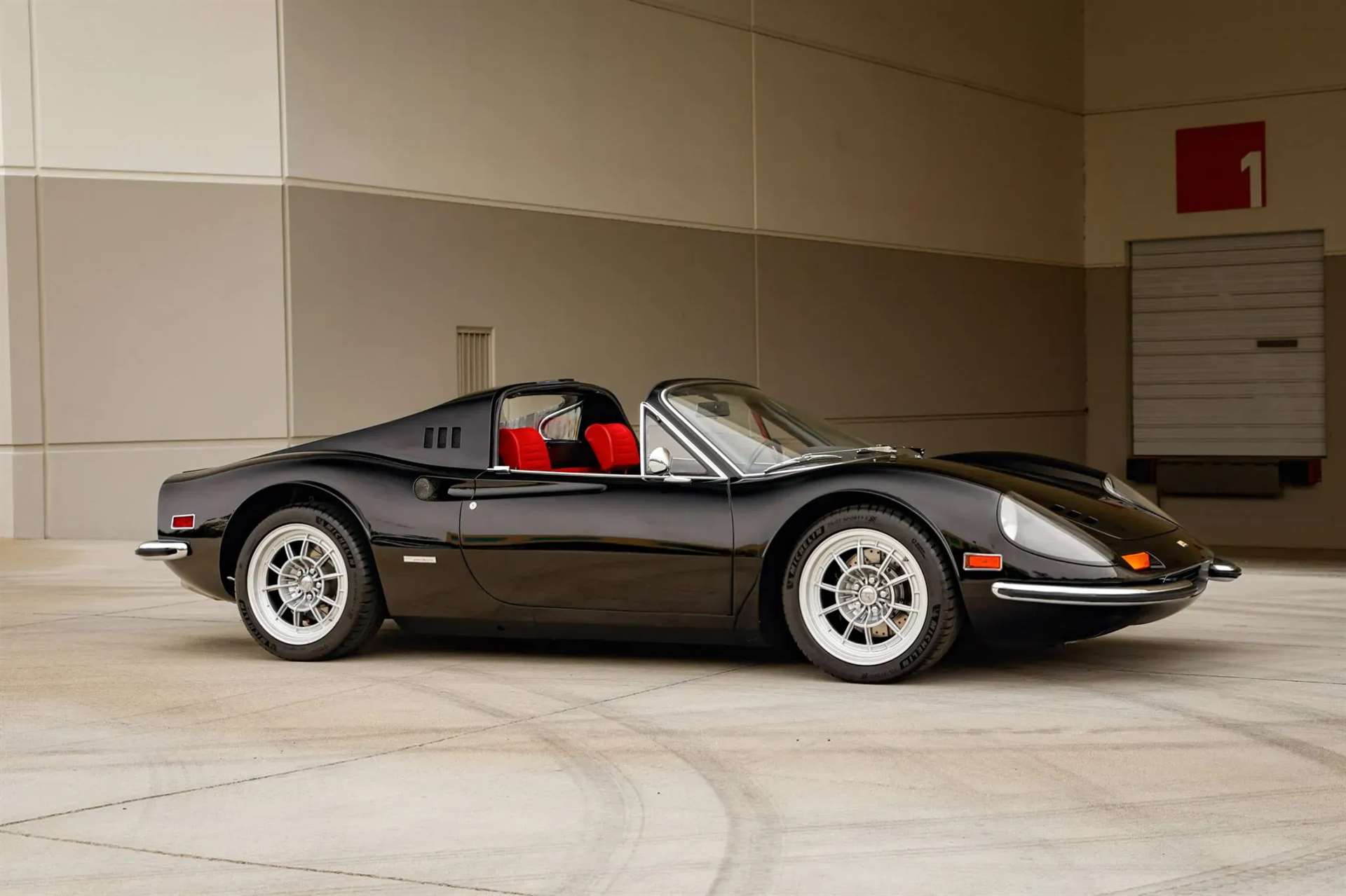 فيراري دينو 246 GTS المعدلة بمحرك V8 تتجاوز 800 ألف دولار في المزاد رغم التخلي عن محركها الأصلي 8 فيراري دينو 246 GTS المعدلة بمحرك V8 تتجاوز 800 ألف دولار في المزاد رغم التخلي عن محركها الأصلي - عرب اوتو هب