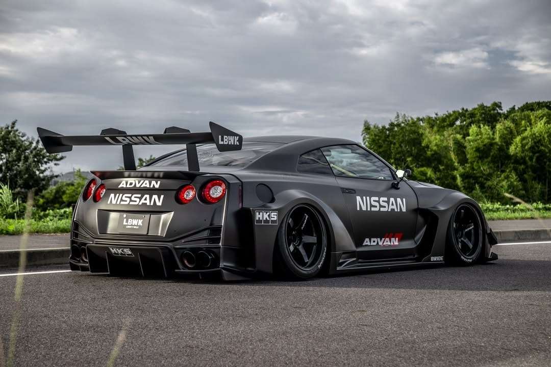 نيسان GT-R R35 المعدلة من Liberty Walk تبدو كسيارة سباقات قانونية للطرق 4 نيسان GT-R R35 المعدلة من Liberty Walk تبدو كسيارة سباقات قانونية للطرق - عرب اوتو هب