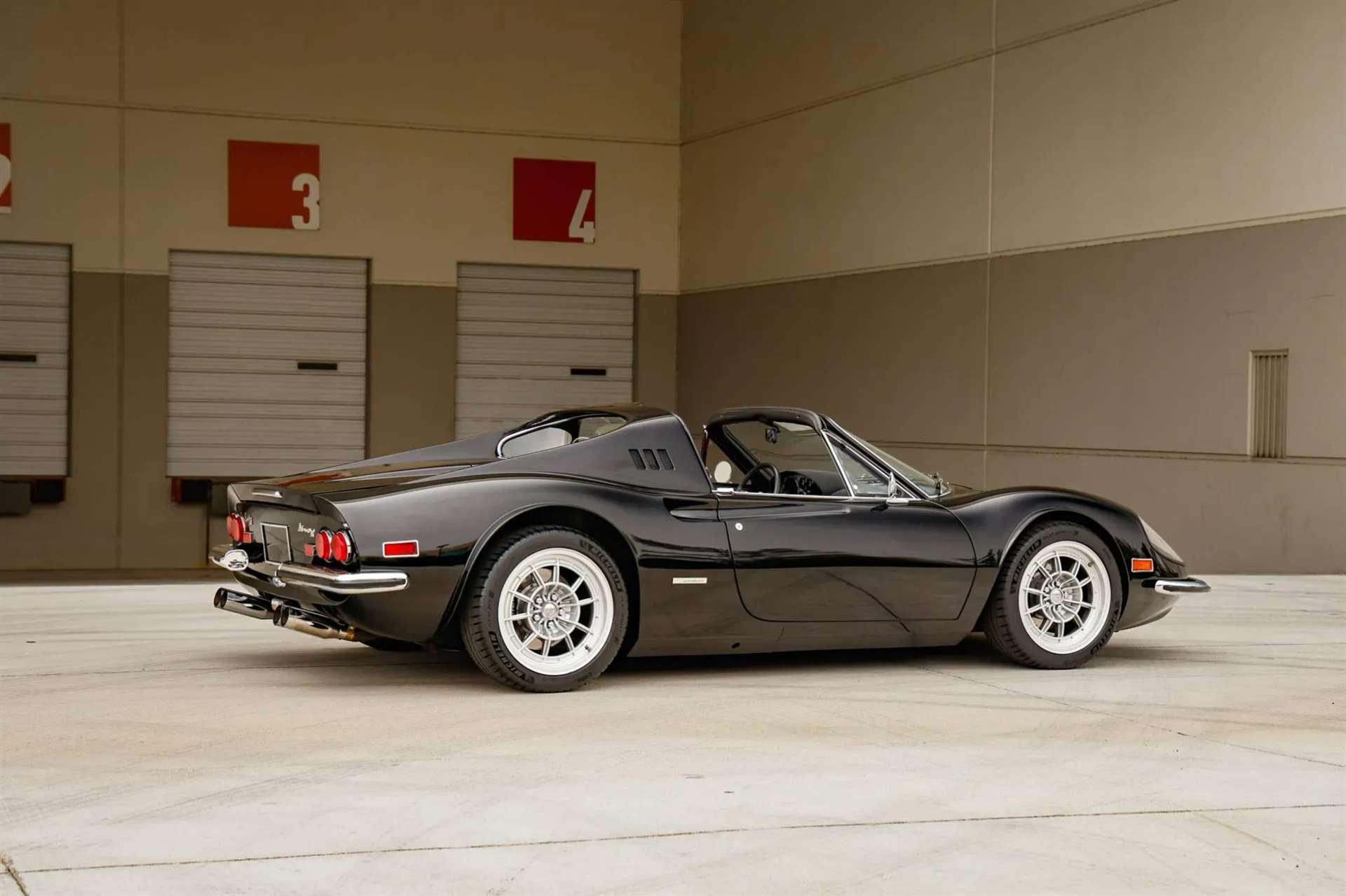 فيراري دينو 246 GTS المعدلة بمحرك V8 تتجاوز 800 ألف دولار في المزاد رغم التخلي عن محركها الأصلي 7 فيراري دينو 246 GTS المعدلة بمحرك V8 تتجاوز 800 ألف دولار في المزاد رغم التخلي عن محركها الأصلي - عرب اوتو هب