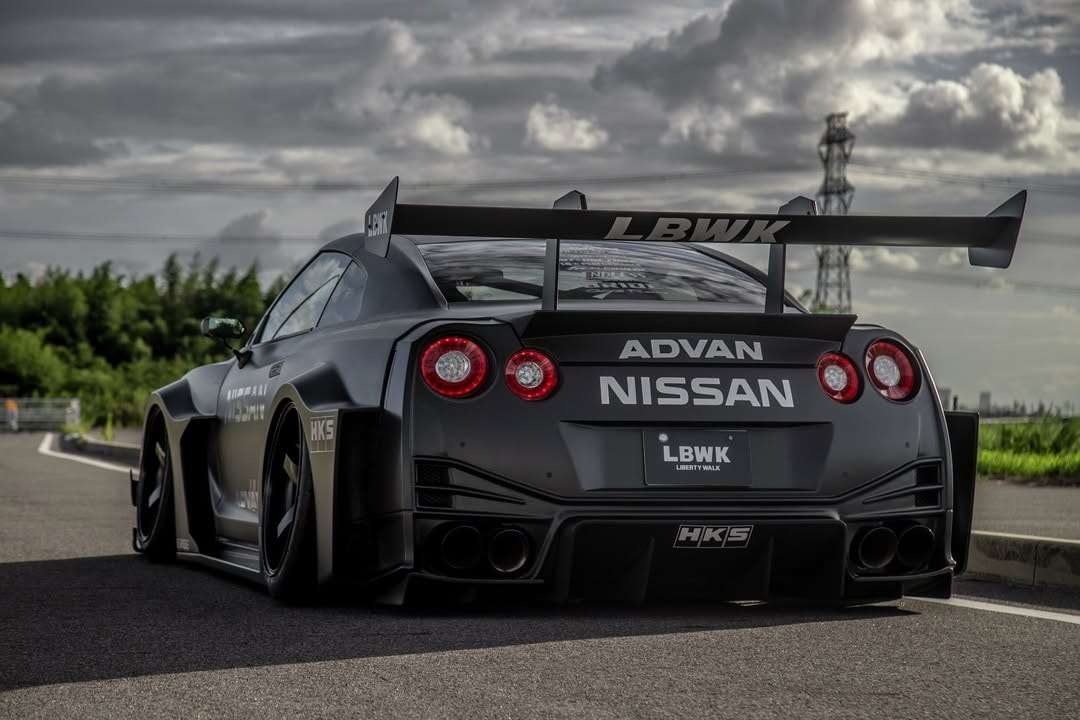 نيسان GT-R R35 المعدلة من Liberty Walk تبدو كسيارة سباقات قانونية للطرق 6 نيسان GT-R R35 المعدلة من Liberty Walk تبدو كسيارة سباقات قانونية للطرق - عرب اوتو هب