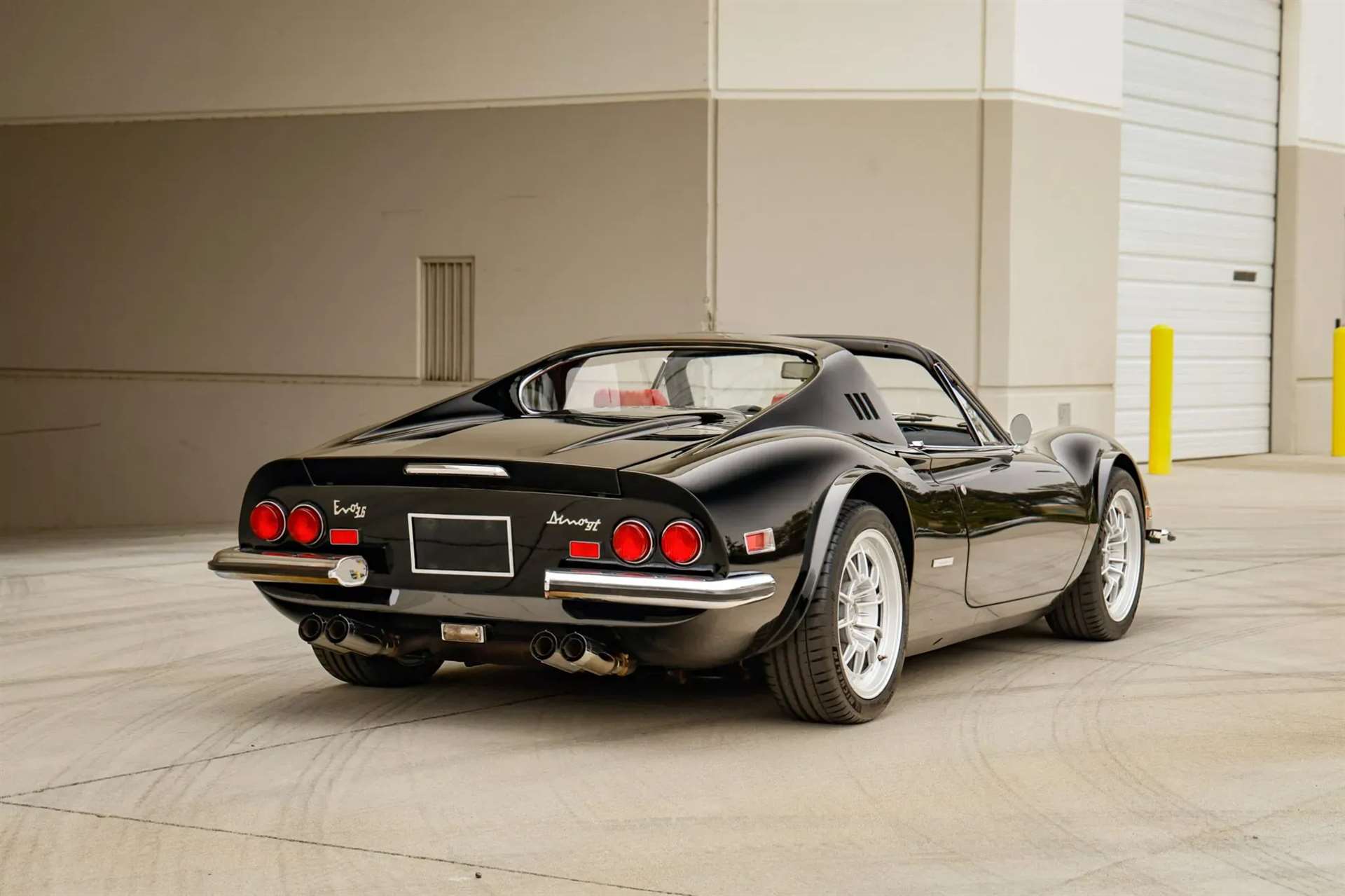 فيراري دينو 246 GTS المعدلة بمحرك V8 تتجاوز 800 ألف دولار في المزاد رغم التخلي عن محركها الأصلي 5 فيراري دينو 246 GTS المعدلة بمحرك V8 تتجاوز 800 ألف دولار في المزاد رغم التخلي عن محركها الأصلي - عرب اوتو هب
