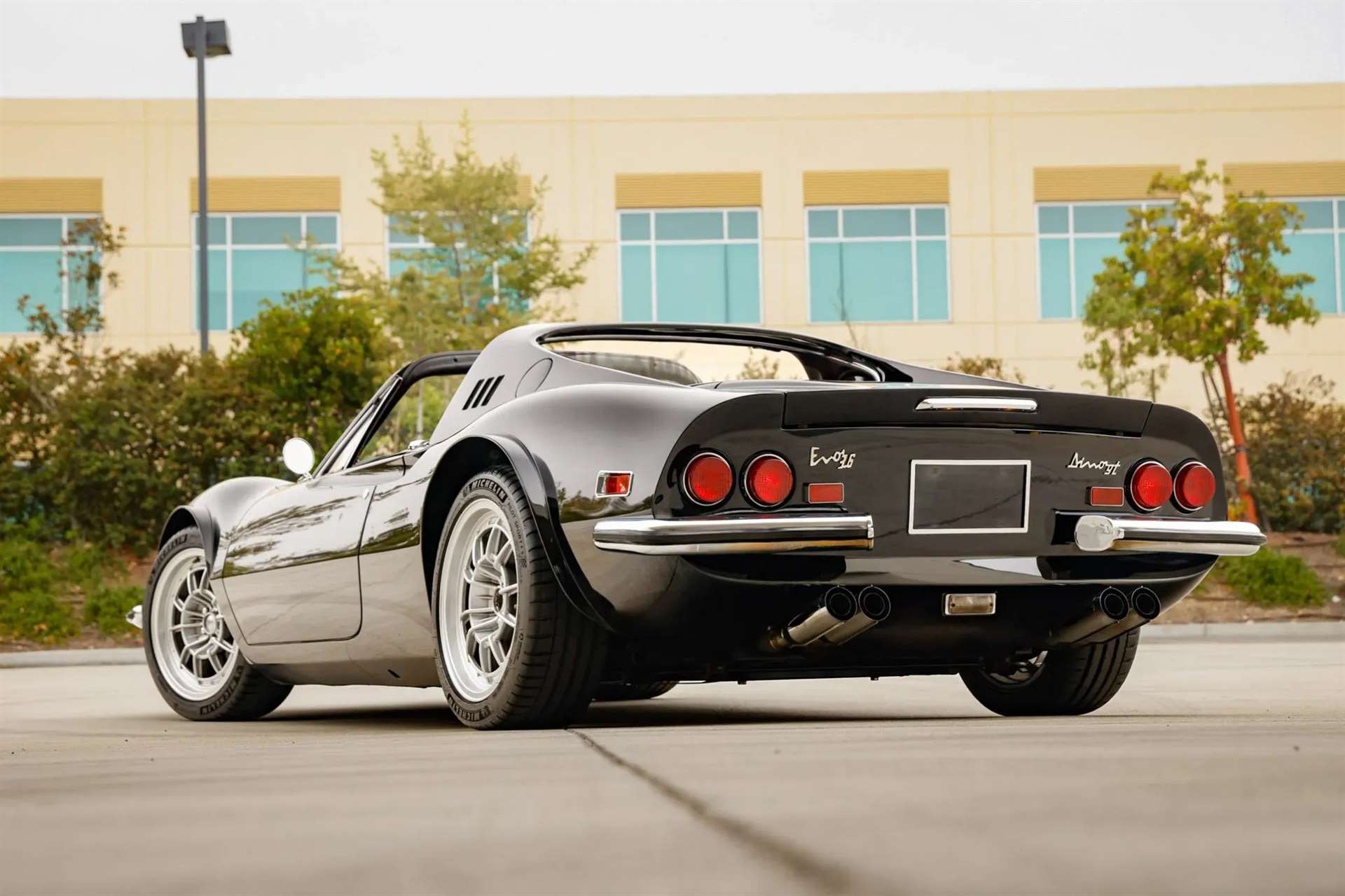 فيراري دينو 246 GTS المعدلة بمحرك V8 تتجاوز 800 ألف دولار في المزاد رغم التخلي عن محركها الأصلي 9 فيراري دينو 246 GTS المعدلة بمحرك V8 تتجاوز 800 ألف دولار في المزاد رغم التخلي عن محركها الأصلي - عرب اوتو هب